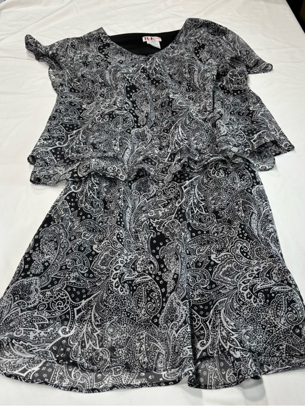 R&K originals Woman’s 2 PC Black White Paisley Lined Skirt & Blouse V Neck 16W
